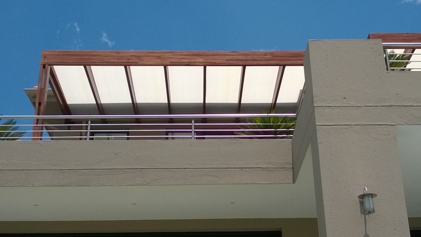 Policarbonate shooting on roof